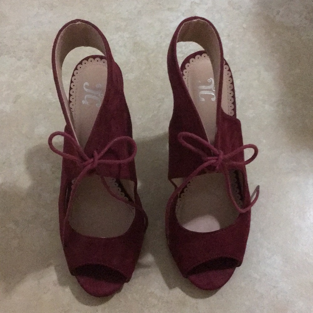 High heels with ankle tie